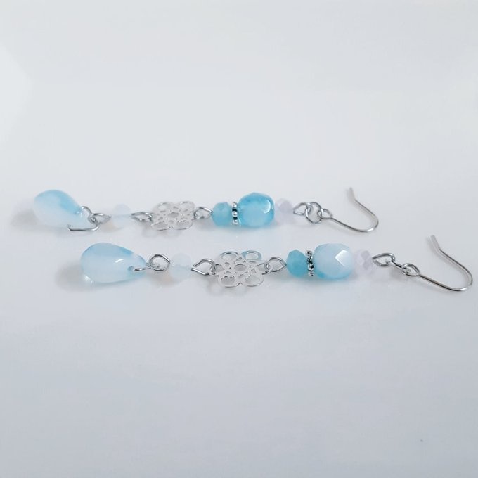 透かしとガラスビーズのミルキーブルーカラーのピアス/イヤリング