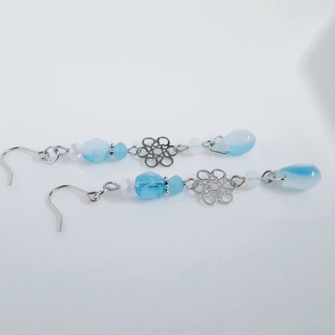 透かしとガラスビーズのミルキーブルーカラーのピアス/イヤリング