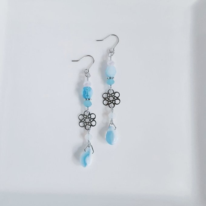 透かしとガラスビーズのミルキーブルーカラーのピアス/イヤリング