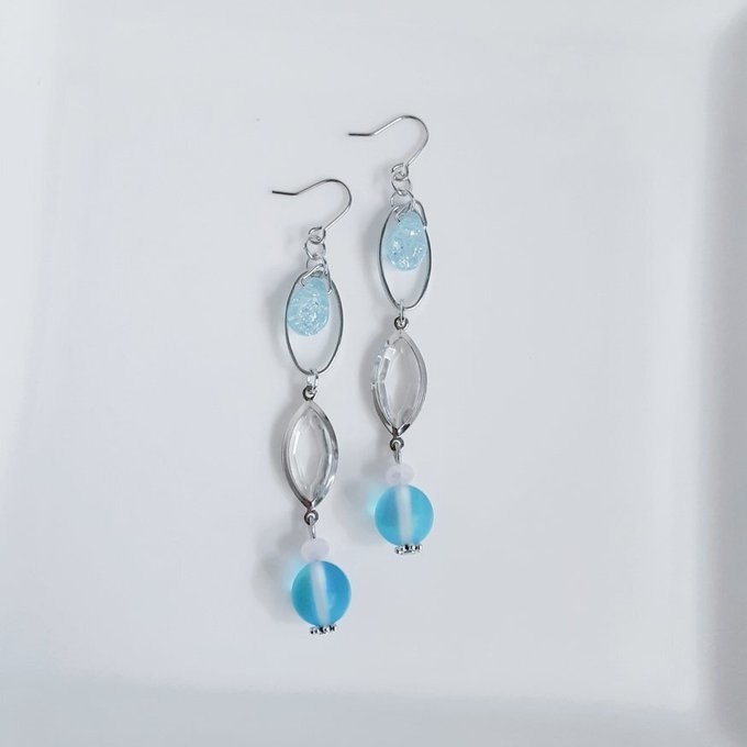 シャープなアクリルフレームストーンとルナフラッシュのピアス/イヤリング(アクアブルー)