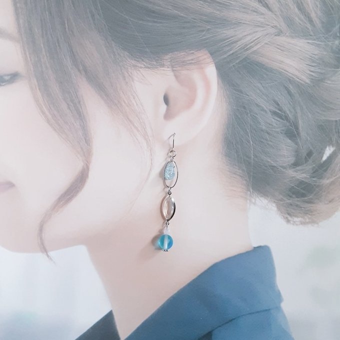 シャープなアクリルフレームストーンとルナフラッシュのピアス/イヤリング(アクアブルー)