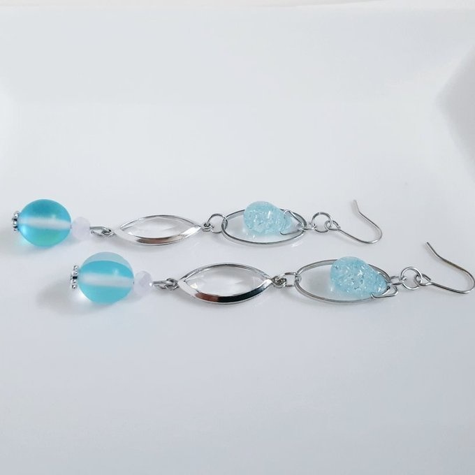 シャープなアクリルフレームストーンとルナフラッシュのピアス/イヤリング(アクアブルー)