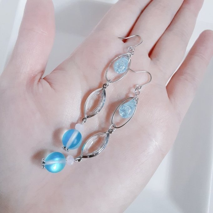 シャープなアクリルフレームストーンとルナフラッシュのピアス/イヤリング(アクアブルー)
