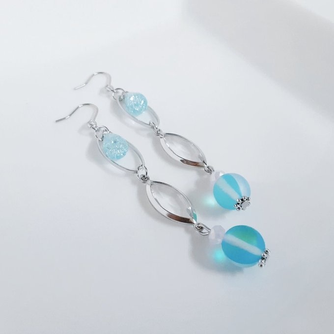 シャープなアクリルフレームストーンとルナフラッシュのピアス/イヤリング(アクアブルー)