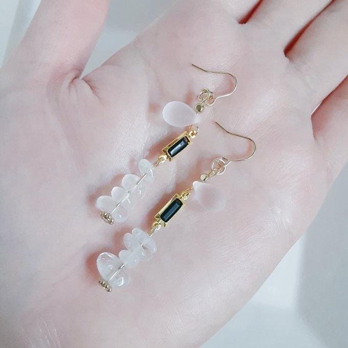 シャープなスクエアのアクリルフレームストーンとロイヤルブルームーンストーンとしずくのシンプルピアス/イヤリング