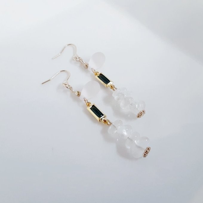 シャープなスクエアのアクリルフレームストーンとロイヤルブルームーンストーンとしずくのシンプルピアス/イヤリング
