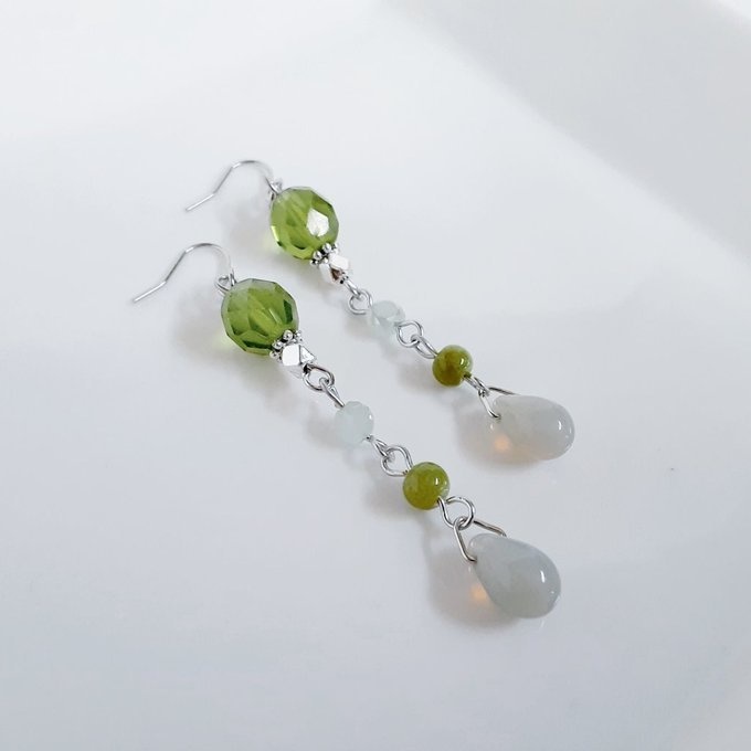 チェコビーズとガラスビーズのゆらゆらロングピアス/イヤリング(落ち着いたオリーブグリーン)