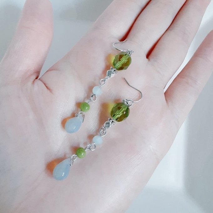 チェコビーズとガラスビーズのゆらゆらロングピアス/イヤリング(落ち着いたオリーブグリーン)