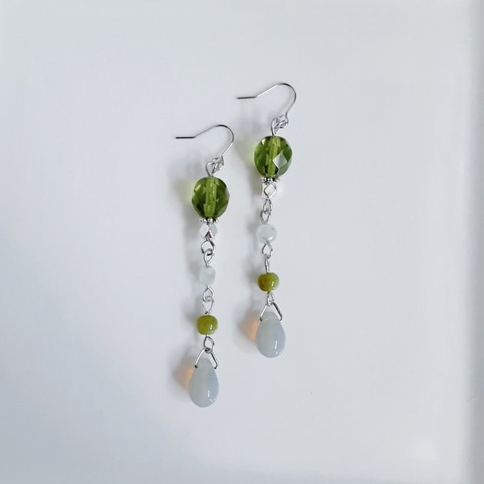 チェコビーズとガラスビーズのゆらゆらロングピアス/イヤリング(落ち着いたオリーブグリーン)