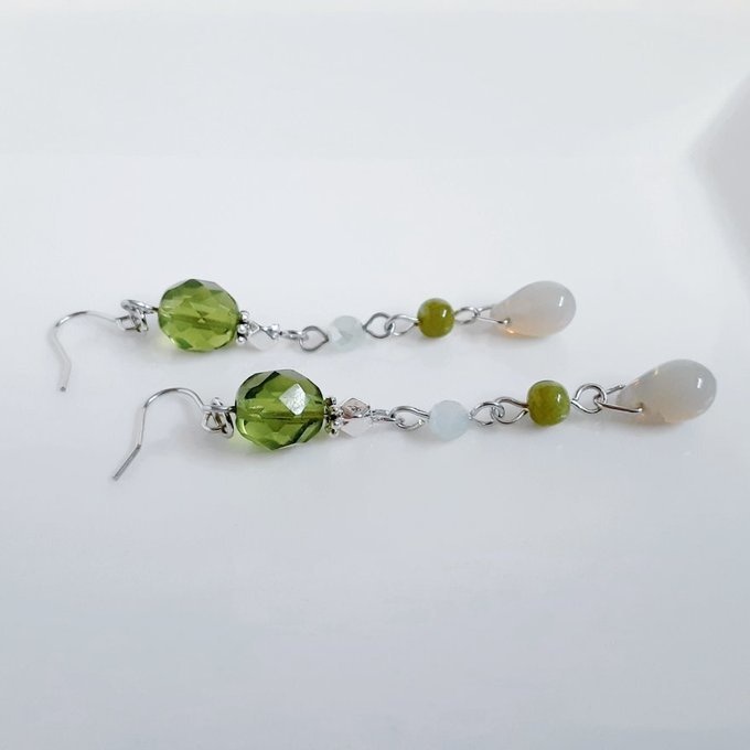 チェコビーズとガラスビーズのゆらゆらロングピアス/イヤリング(落ち着いたオリーブグリーン)