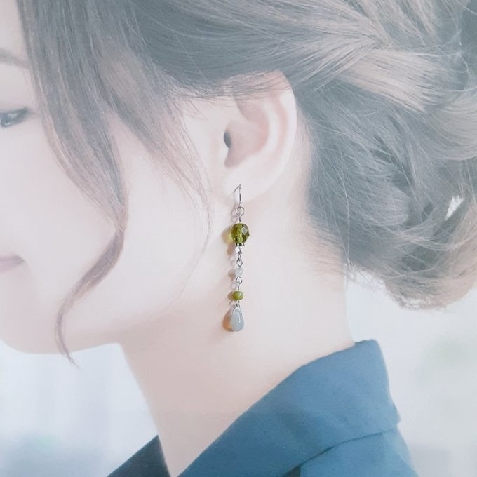 チェコビーズとガラスビーズのゆらゆらロングピアス/イヤリング(落ち着いたオリーブグリーン)