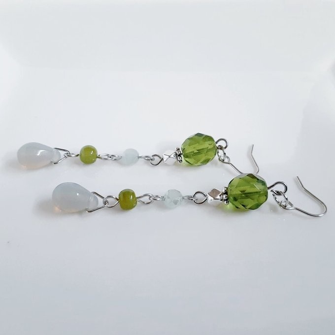 チェコビーズとガラスビーズのゆらゆらロングピアス/イヤリング(落ち着いたオリーブグリーン)