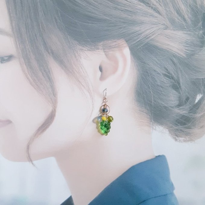 ぶどうビーズが可愛い☆サークルフープとガラスビーズのピアス/イヤリング(爽やかグリーン)