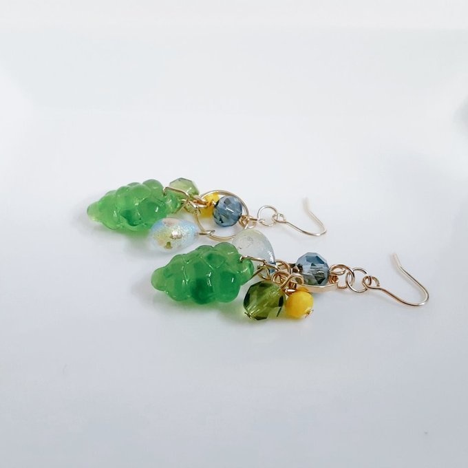 ぶどうビーズが可愛い☆サークルフープとガラスビーズのピアス/イヤリング(爽やかグリーン)