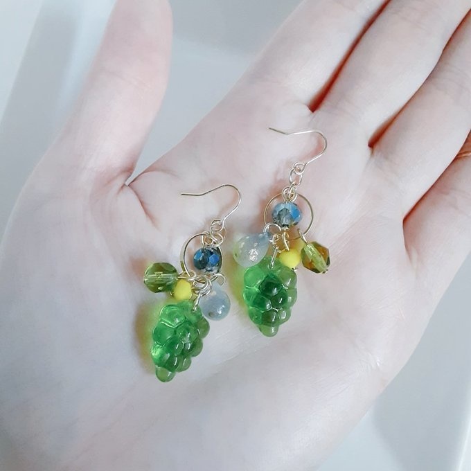 ぶどうビーズが可愛い☆サークルフープとガラスビーズのピアス/イヤリング(爽やかグリーン)