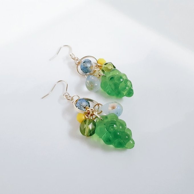 ぶどうビーズが可愛い☆サークルフープとガラスビーズのピアス/イヤリング(爽やかグリーン)