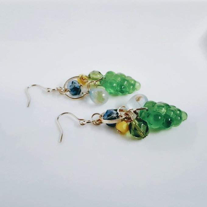 ぶどうビーズが可愛い☆サークルフープとガラスビーズのピアス/イヤリング(爽やかグリーン)