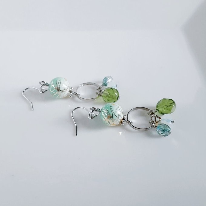 唐草ビーズとチェコビーズが揺れるサークルフープの和風ピアス/イヤリング(爽やかグリーン)