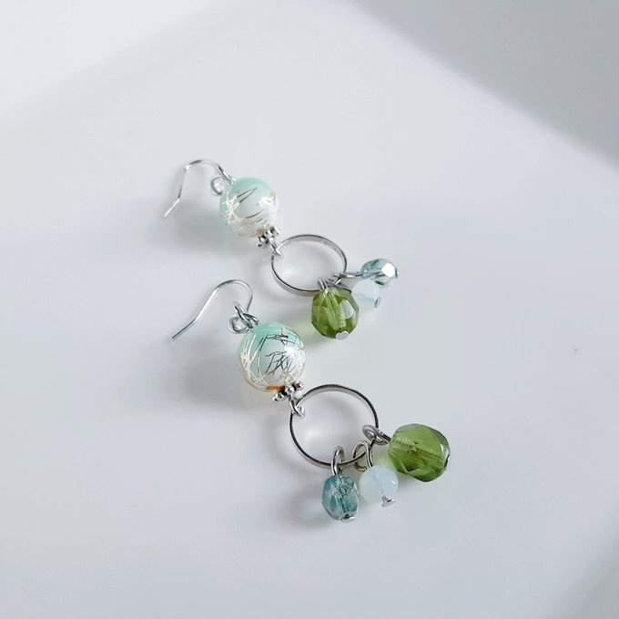 唐草ビーズとチェコビーズが揺れるサークルフープの和風ピアス/イヤリング(爽やかグリーン)