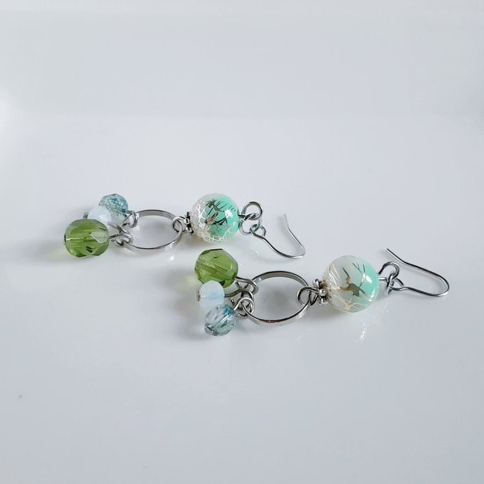 唐草ビーズとチェコビーズが揺れるサークルフープの和風ピアス/イヤリング(爽やかグリーン)