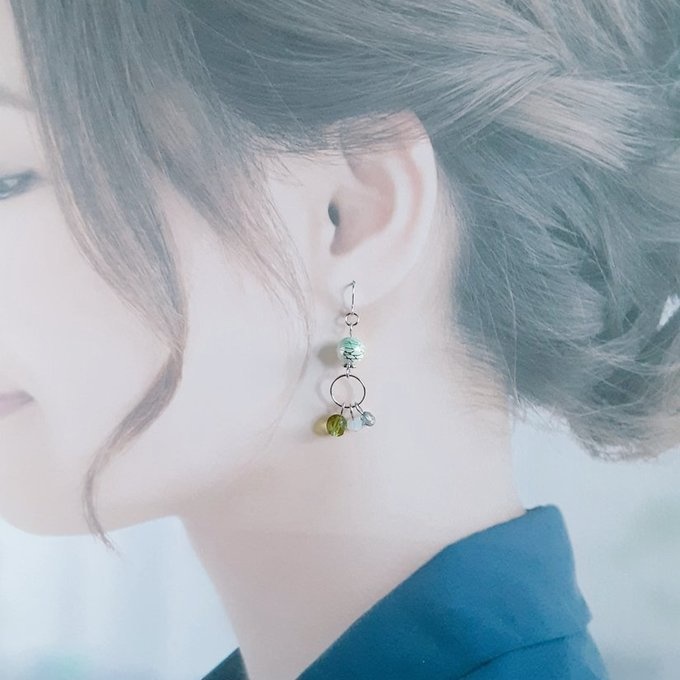 唐草ビーズとチェコビーズが揺れるサークルフープの和風ピアス/イヤリング(爽やかグリーン)