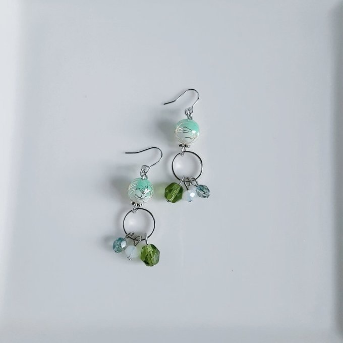 唐草ビーズとチェコビーズが揺れるサークルフープの和風ピアス/イヤリング(爽やかグリーン)