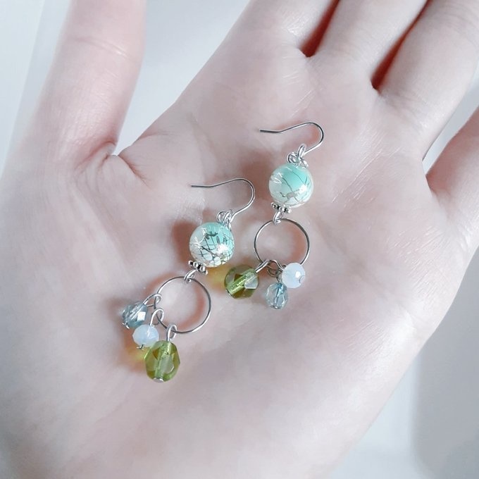 唐草ビーズとチェコビーズが揺れるサークルフープの和風ピアス/イヤリング(爽やかグリーン)