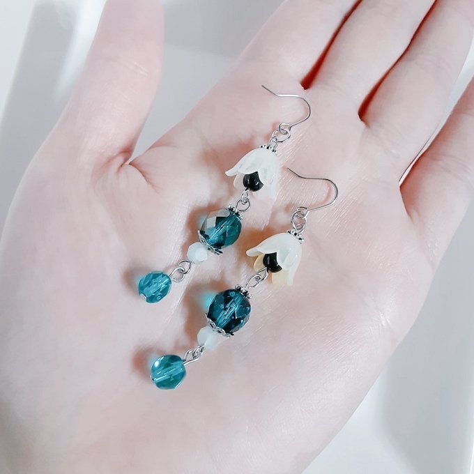 すずらんビーズとファイアポリッシュチェコビーズの涼しげエメラルドグリーン色のピアス/イヤリング