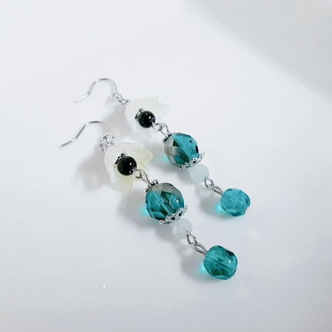 すずらんビーズとファイアポリッシュチェコビーズの涼しげエメラルドグリーン色のピアス/イヤリング