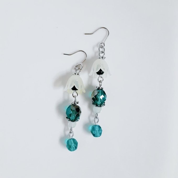 すずらんビーズとファイアポリッシュチェコビーズの涼しげエメラルドグリーン色のピアス/イヤリング