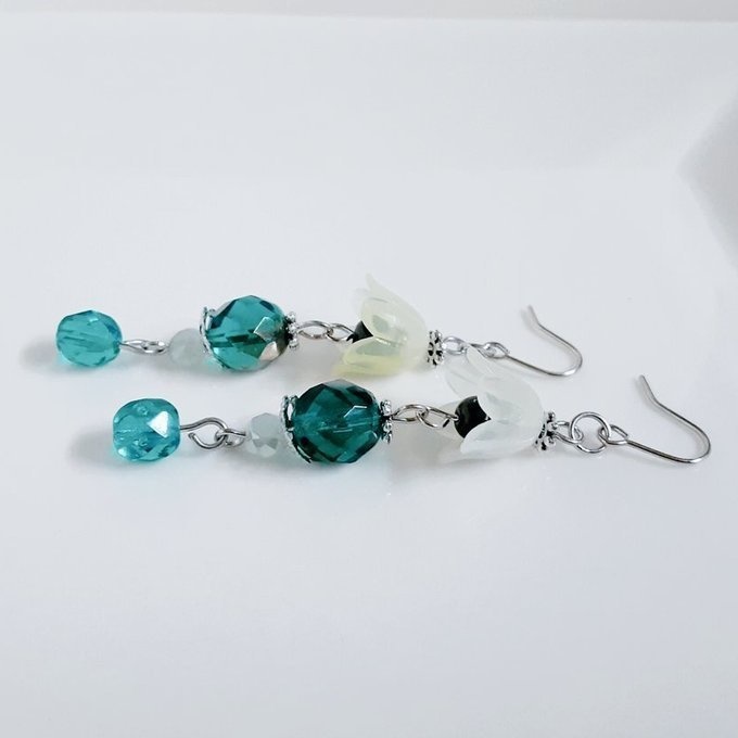 すずらんビーズとファイアポリッシュチェコビーズの涼しげエメラルドグリーン色のピアス/イヤリング
