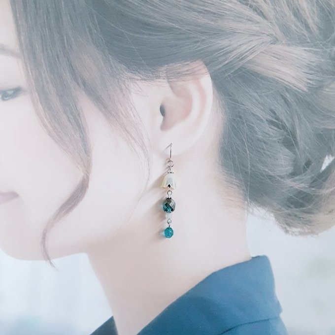 すずらんビーズとファイアポリッシュチェコビーズの涼しげエメラルドグリーン色のピアス/イヤリング