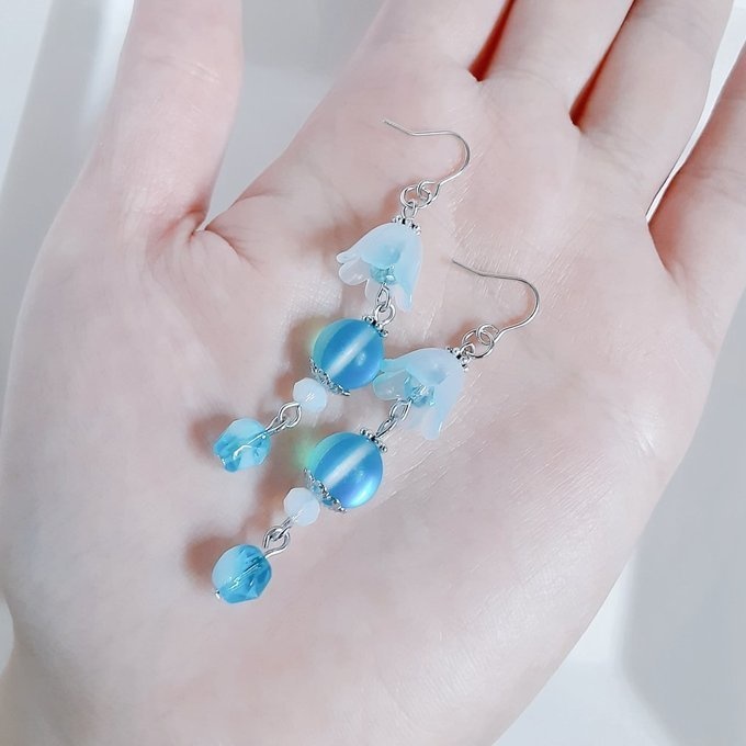 すずらんビーズとルナフラッシュの涼しげアクアブルー色のピアス/イヤリング