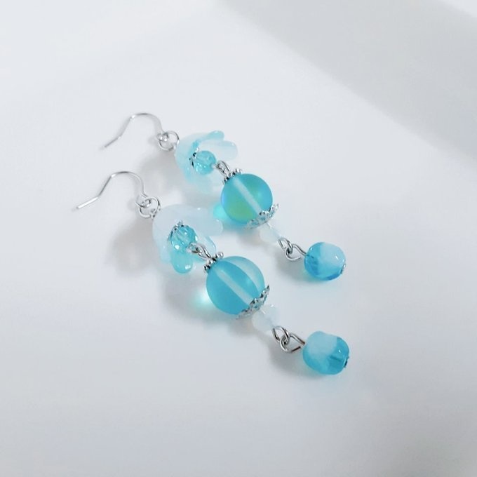 すずらんビーズとルナフラッシュの涼しげアクアブルー色のピアス/イヤリング