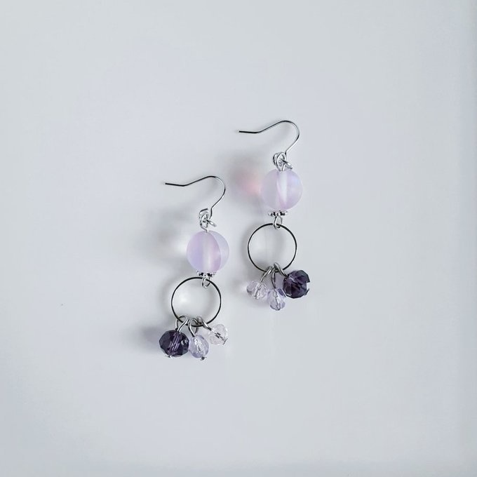 ルナフラッシュとガラスビーズが揺れるサークルフープの優しいピアス/イヤリング(ライトアメジスト)