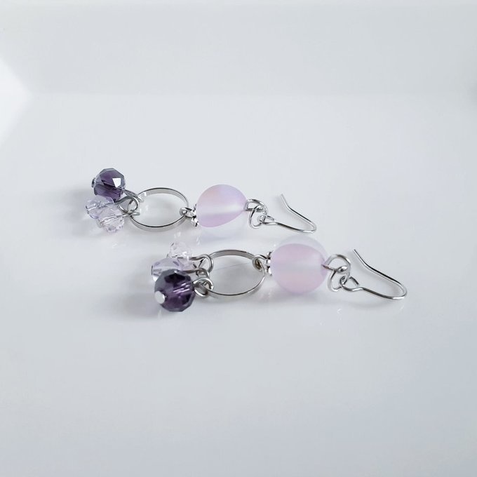 ルナフラッシュとガラスビーズが揺れるサークルフープの優しいピアス/イヤリング(ライトアメジスト)