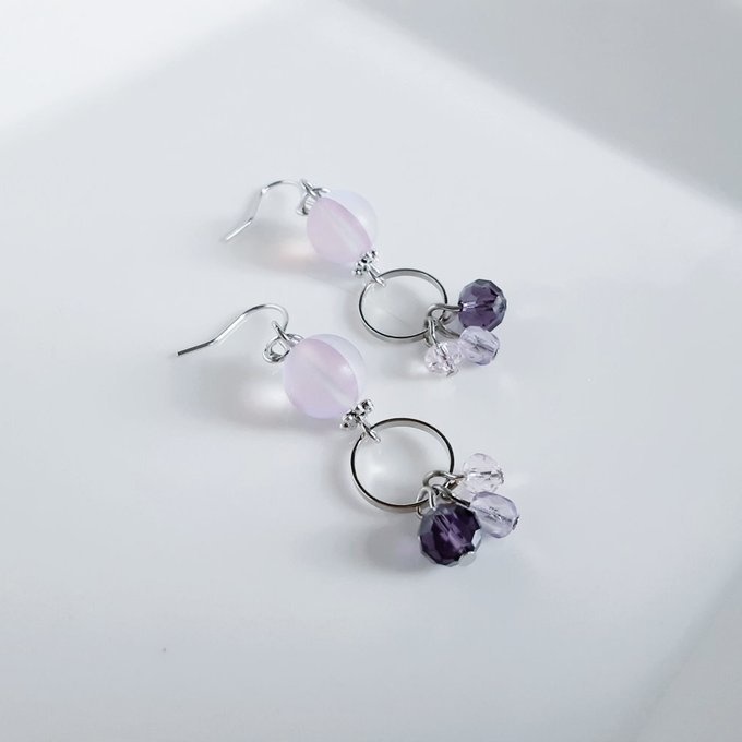 ルナフラッシュとガラスビーズが揺れるサークルフープの優しいピアス/イヤリング(ライトアメジスト)