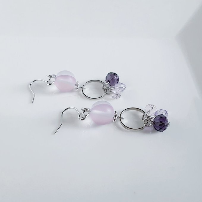 ルナフラッシュとガラスビーズが揺れるサークルフープの優しいピアス/イヤリング(ライトアメジスト)