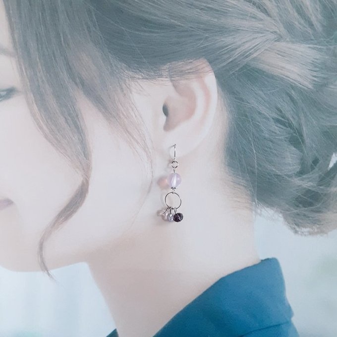 ルナフラッシュとガラスビーズが揺れるサークルフープの優しいピアス/イヤリング(ライトアメジスト)
