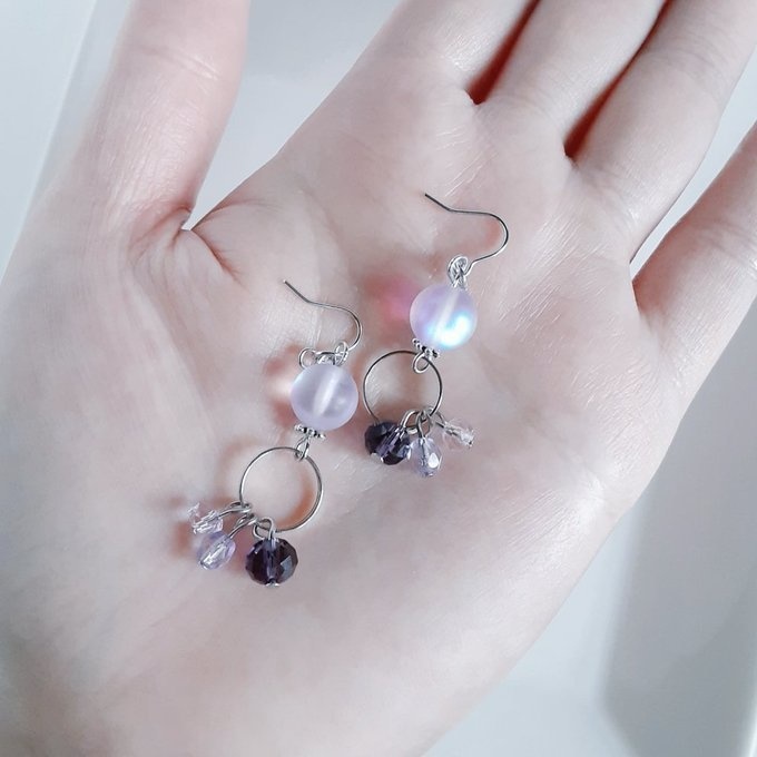 ルナフラッシュとガラスビーズが揺れるサークルフープの優しいピアス/イヤリング(ライトアメジスト)