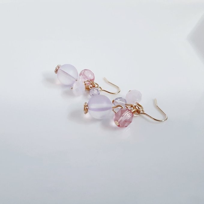 ルナフラッシュとチェコビーズのプチジャラジャラピアス/イヤリング(優しいピンクパープル)