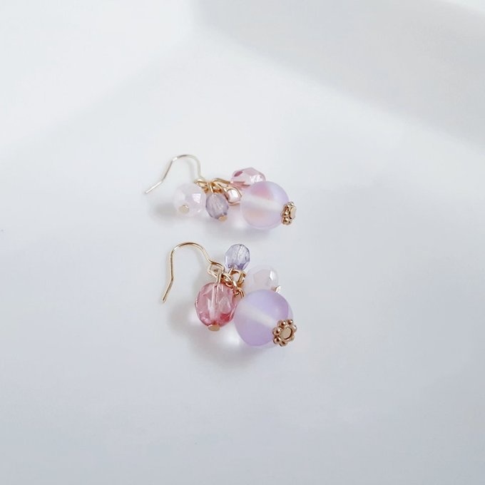 ルナフラッシュとチェコビーズのプチジャラジャラピアス/イヤリング(優しいピンクパープル)