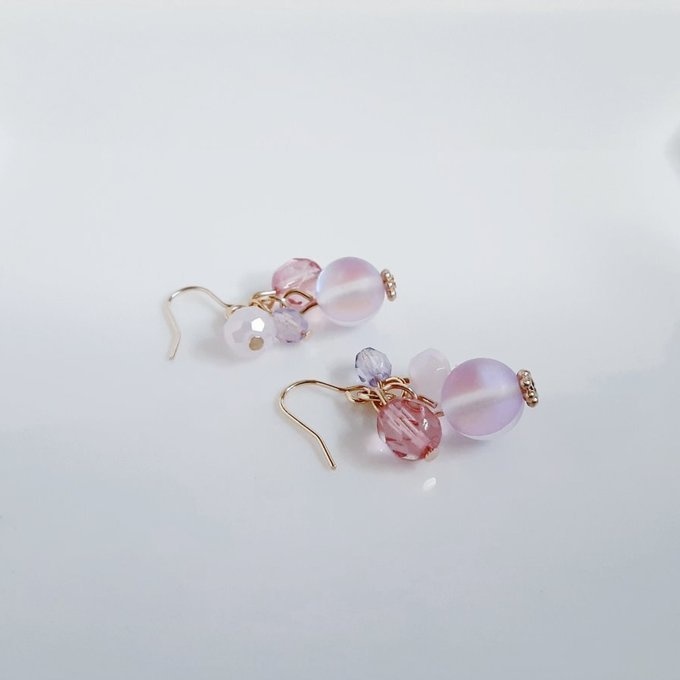 ルナフラッシュとチェコビーズのプチジャラジャラピアス/イヤリング(優しいピンクパープル)