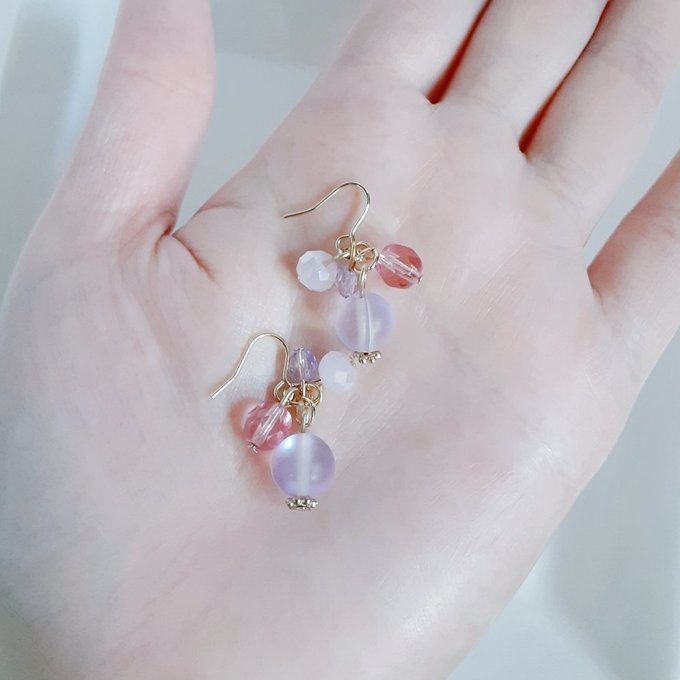 ルナフラッシュとチェコビーズのプチジャラジャラピアス/イヤリング(優しいピンクパープル)
