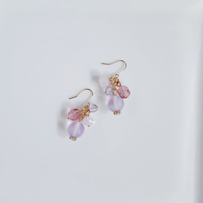 ルナフラッシュとチェコビーズのプチジャラジャラピアス/イヤリング(優しいピンクパープル)