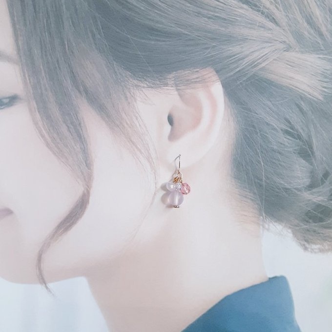 ルナフラッシュとチェコビーズのプチジャラジャラピアス/イヤリング(優しいピンクパープル)