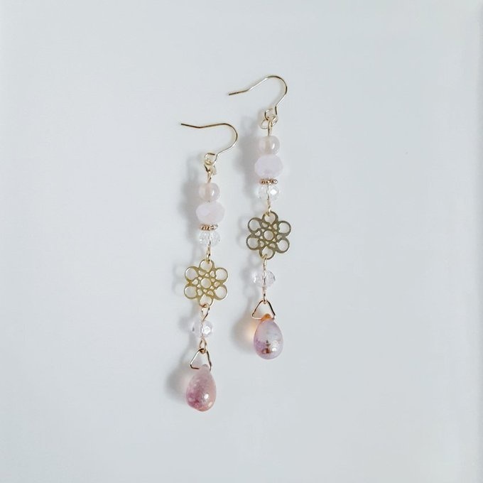 お花の透かしとガラスビーズの優しい淡い夕焼けカラーのピアス