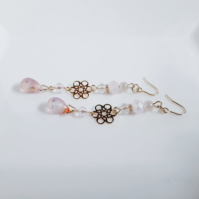 お花の透かしとガラスビーズの優しい淡い夕焼けカラーのピアス