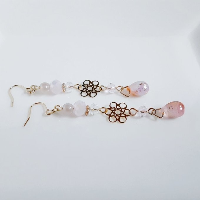 お花の透かしとガラスビーズの優しい淡い夕焼けカラーのピアス