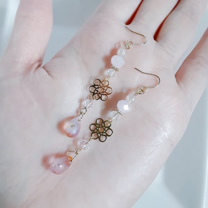お花の透かしとガラスビーズの優しい淡い夕焼けカラーのピアス